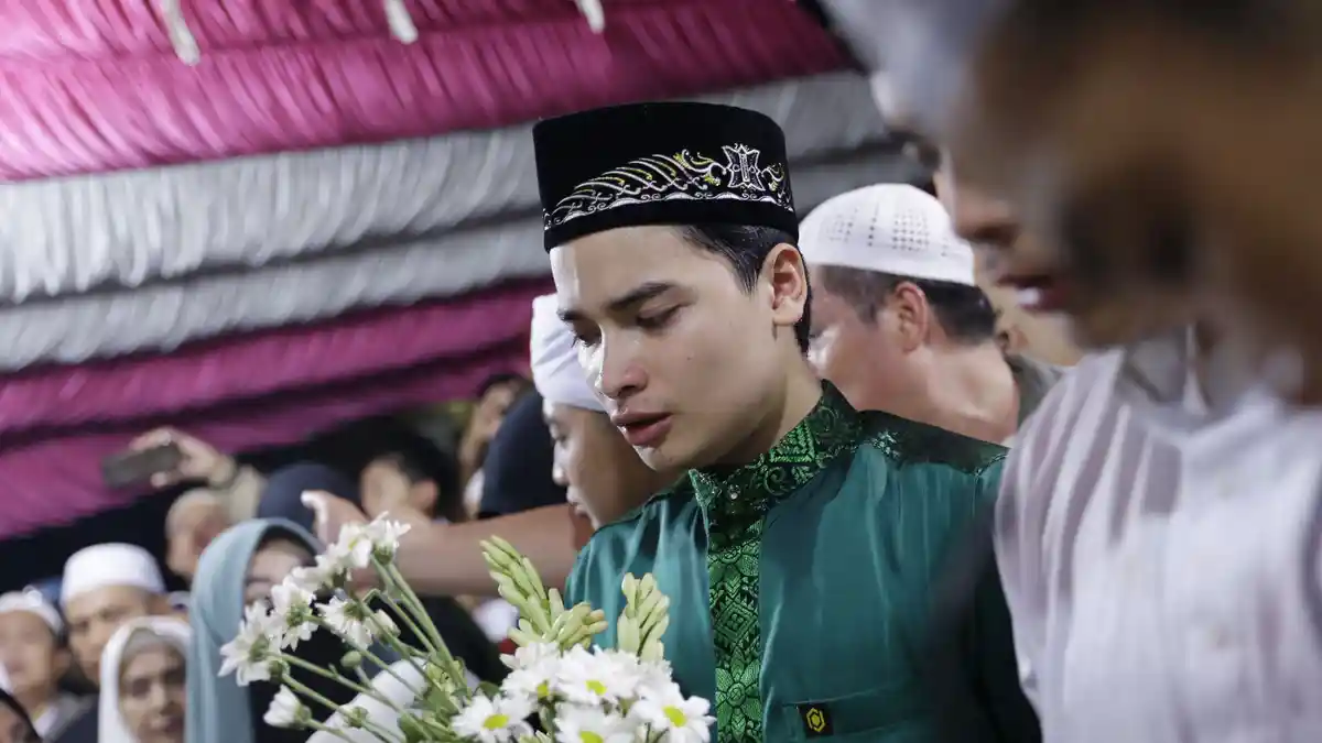 2 Hari Kepergian Ayahnya, Alvin Faiz Bergetar Temukan Ini di Kantong Baju Mendiang Arifin Ilham