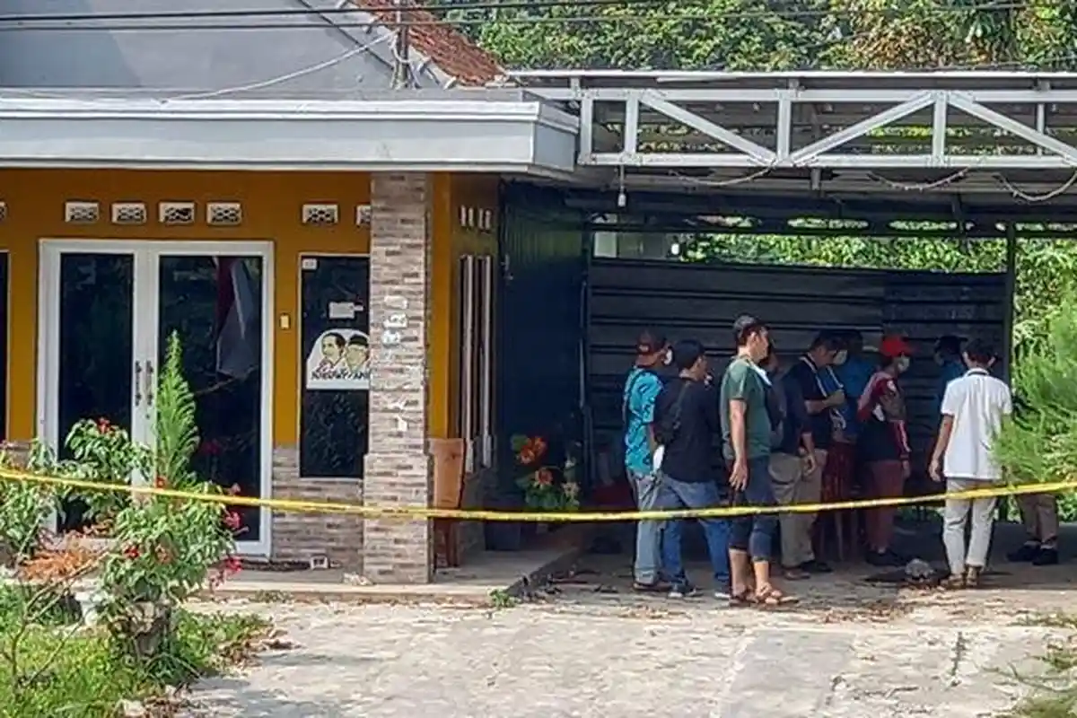 Puluhan Polisi Datangi TKP Pembunuhan Ibu dan Anak di Subang