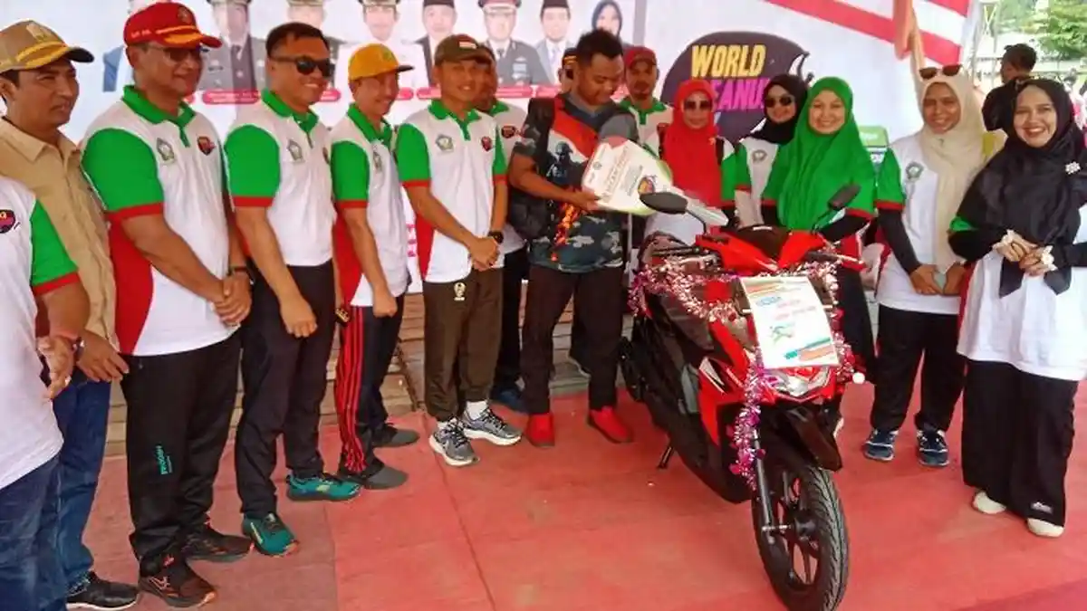 Agung Raih Sepeda Motor di Jalan Sehat Aceh Selatan