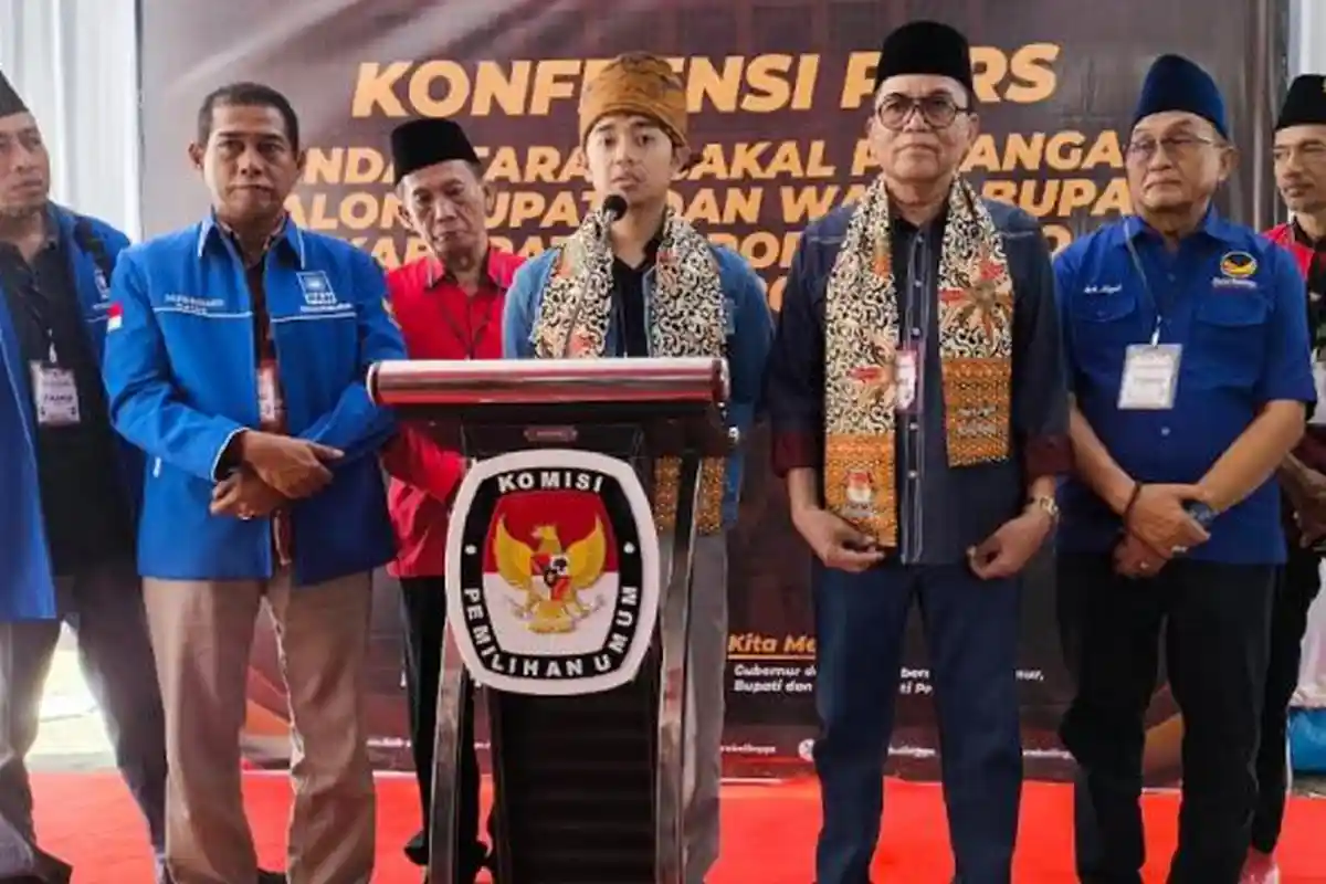 Zulmi-Rasit Sempurnakan Berkas Pendaftaran Pilkada Probolinggo 2024 di Kantor KPU