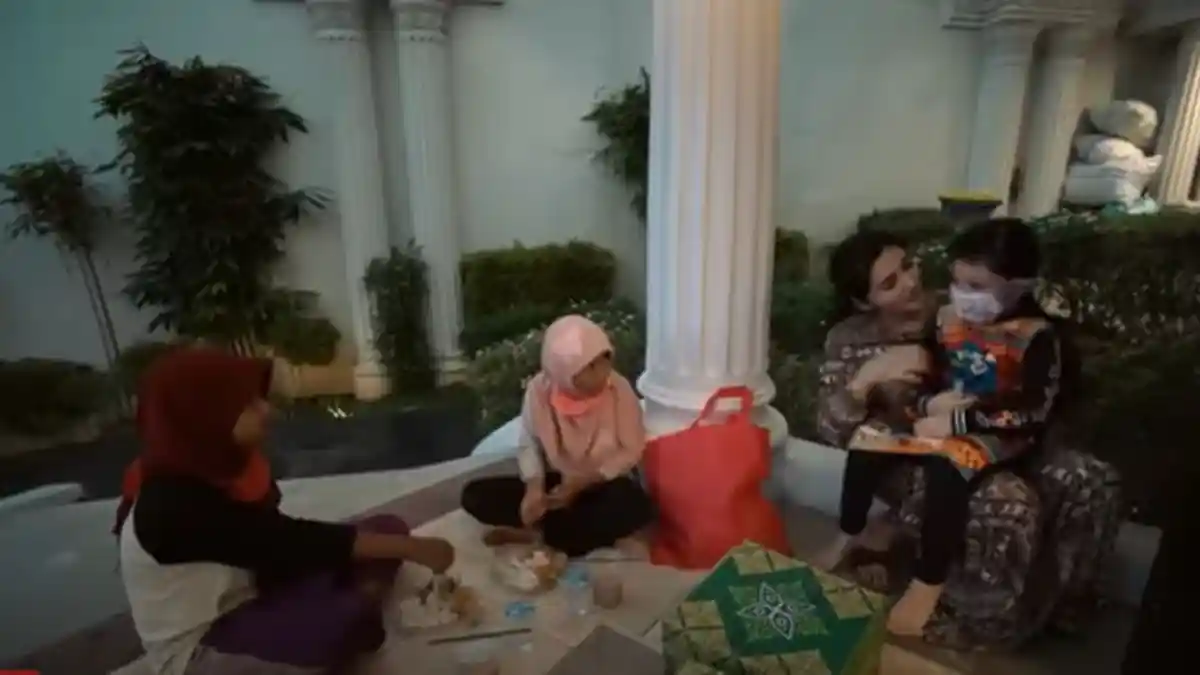 POPULER Penuh Haru, 2 Anak Pemulung Rela Jalan 4 Jam & Tunggu Berhari-hari di Depan Rumah Ashanty