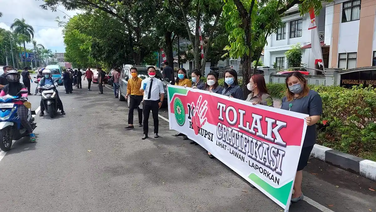 Pegawai Pengadilan Negeri Bitung Turun ke Jalan  