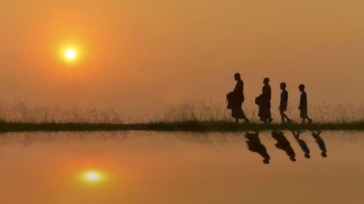 Kalender Jawa Weton Senin Legi 28 Juli 2025, Jangan Melintas di Depan Rumah Orang yang Berkabung