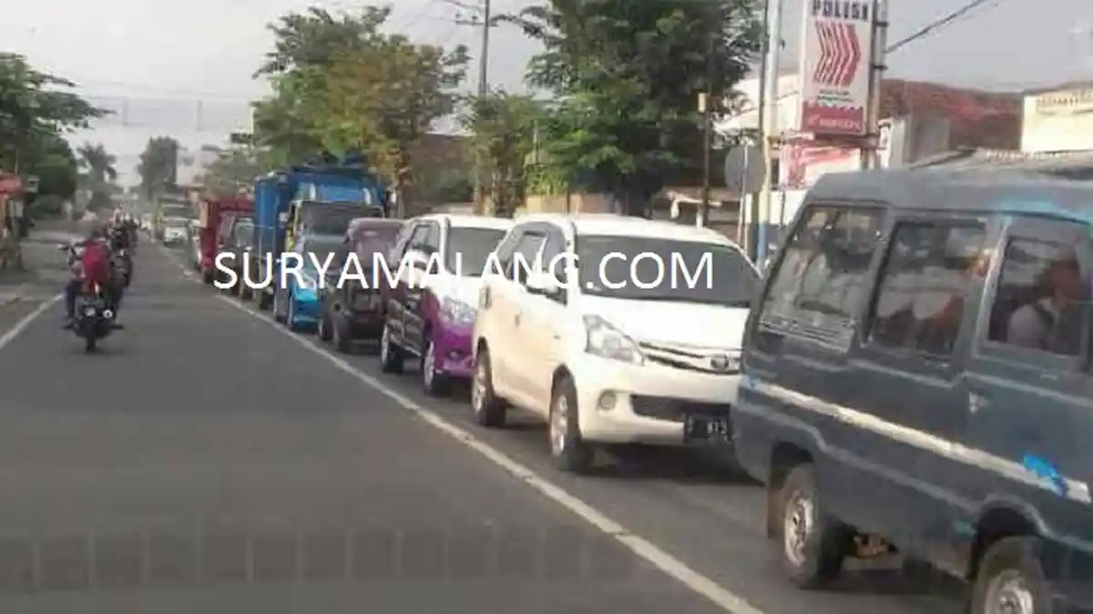 Mobil Mogok Picu Macet Panjang di Jembatan Ngujang
