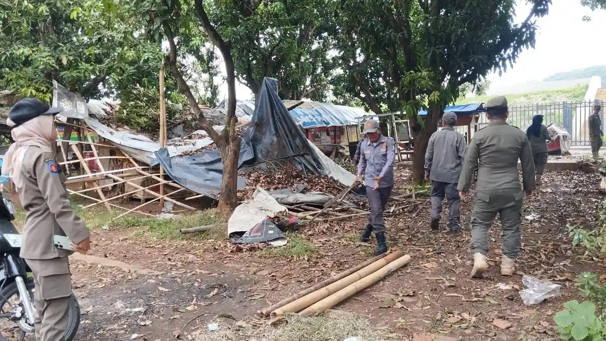 Lima Warung di Stadion Bima Cirebon Dibongkar, Diduga Jual Miras dan Sediakan Perempuan