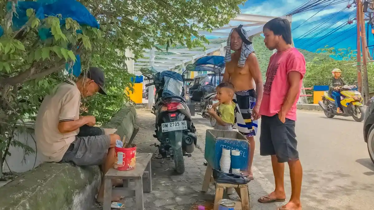 Cerita Husaini 79 Tahun di Talumolo Gorontalo, Berjuang Kuliahkan Anak dengan Hasil Jahit Sepatu