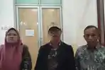 KELUARGA-KORBAN-BEGAL-Winda-didampingi-suami-dan-keluarga-saat.jpg