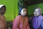 Musrihatul-Hasanah-tengah-istri-korban-terseret-ombak-Pantai-Seruni.jpg