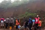 BPBD-mengevakuasi-material-tebing-longsor-yang-menutup-akses-jalan-Pacet-Trawas.jpg