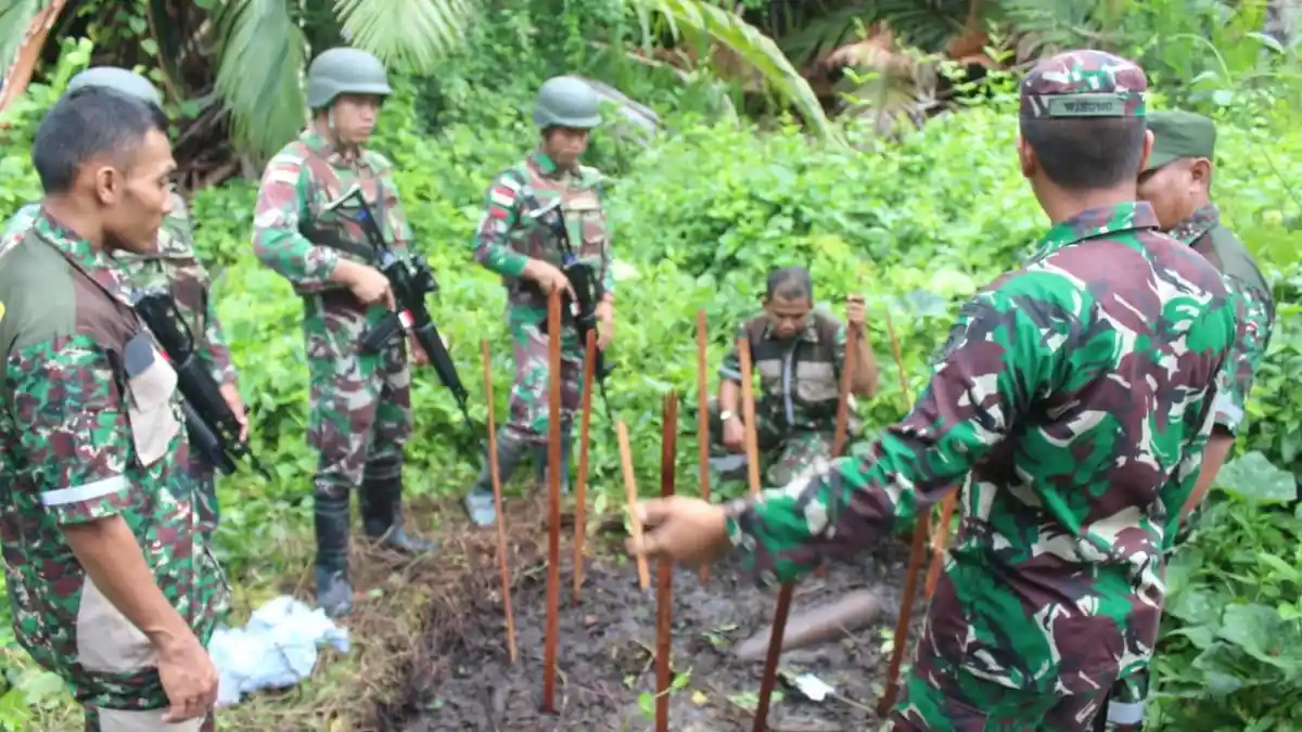 Satgas 328/K Amankan Area Lokasi Benda Mirip Bom PD Pertama