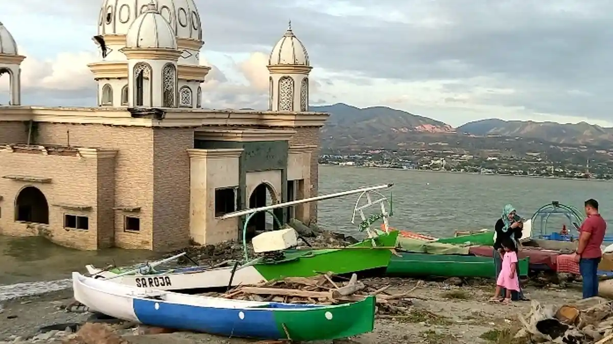 Libur Lebaran 2022, Warga Nikmati Suasana Pantai Kawasan Masjid Apung Palu
