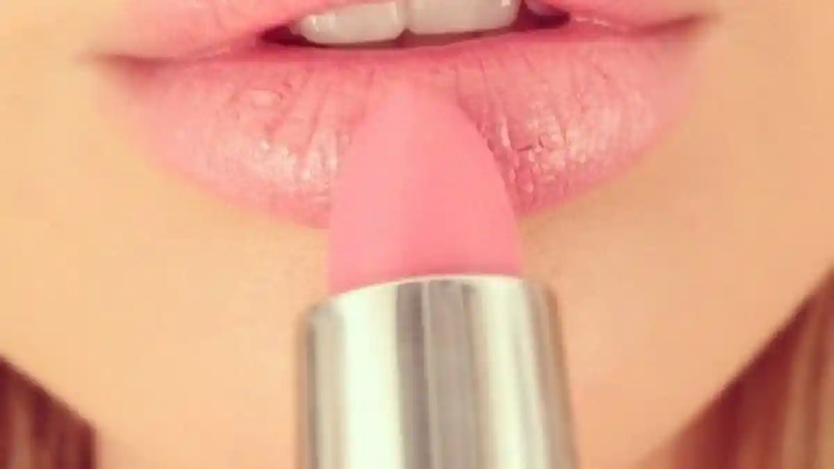 Tips Agar Pulasan Lipstik Pink Sempurna di Bibir