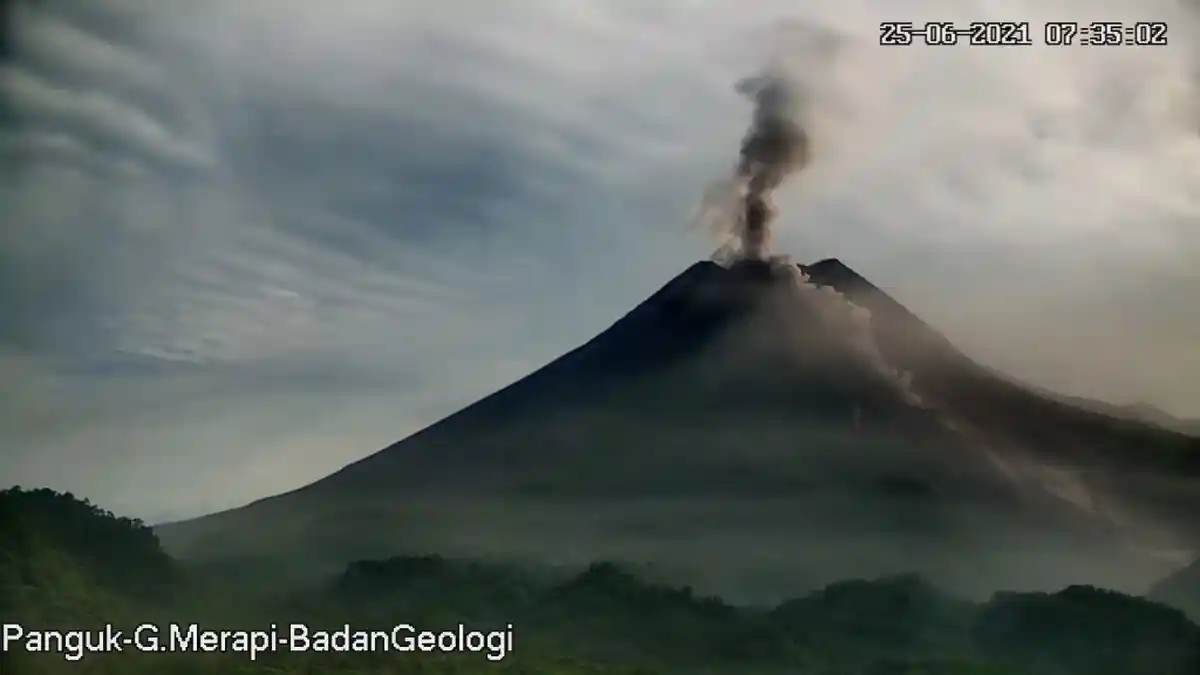 Gunung Merapi Muntahkan Awan Panas, Beberapa Desa di Sleman Dilanda Hujan Abu Vulkanik Pagi Ini