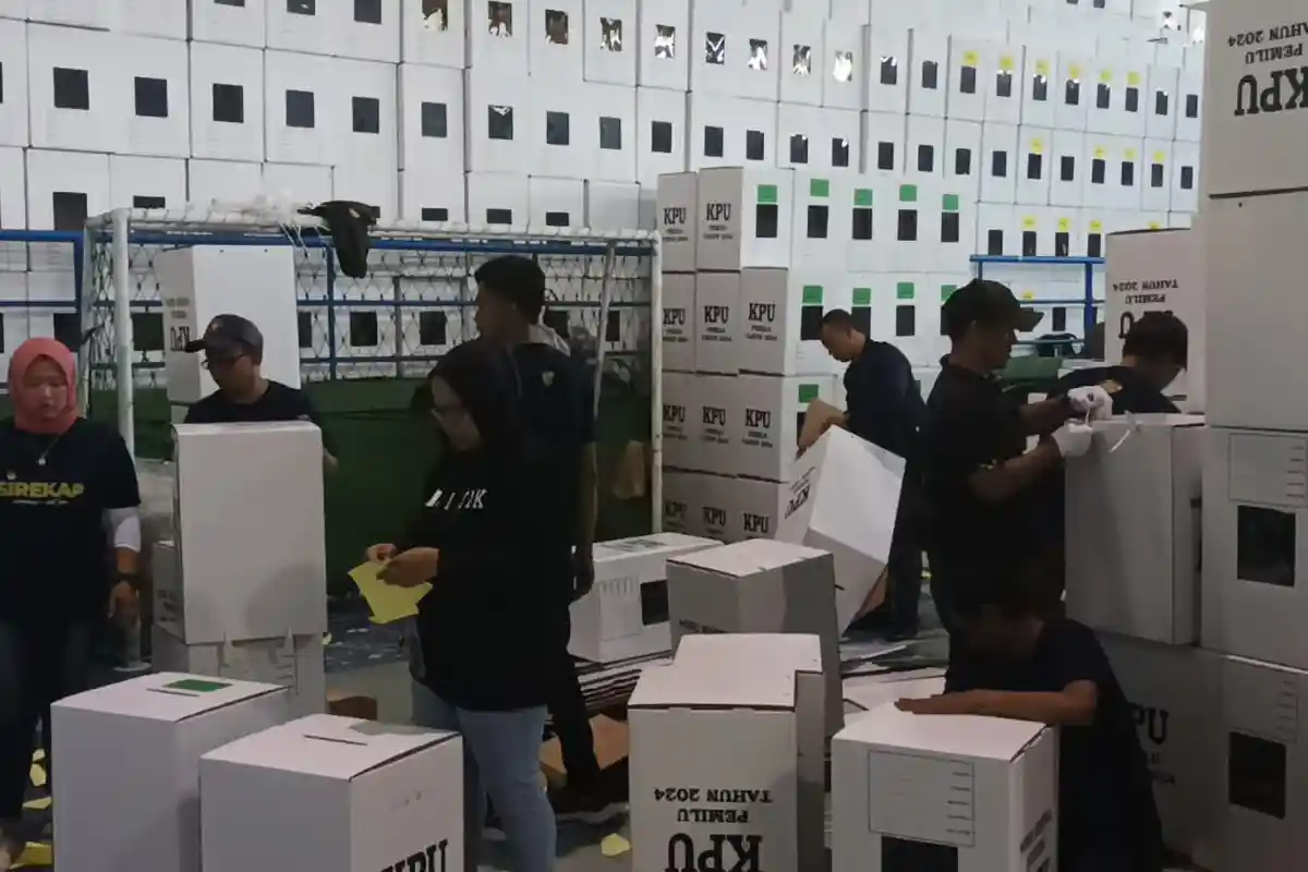 Dikawal Polisi, Distribusi Logsitik Pemilu 2024 di Sumedang akan Dimulai dari Kecamatan Terjauh