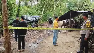 Personel-Polsek-Keluang-melakukan-olah-TKP-di-lokasi.jpg