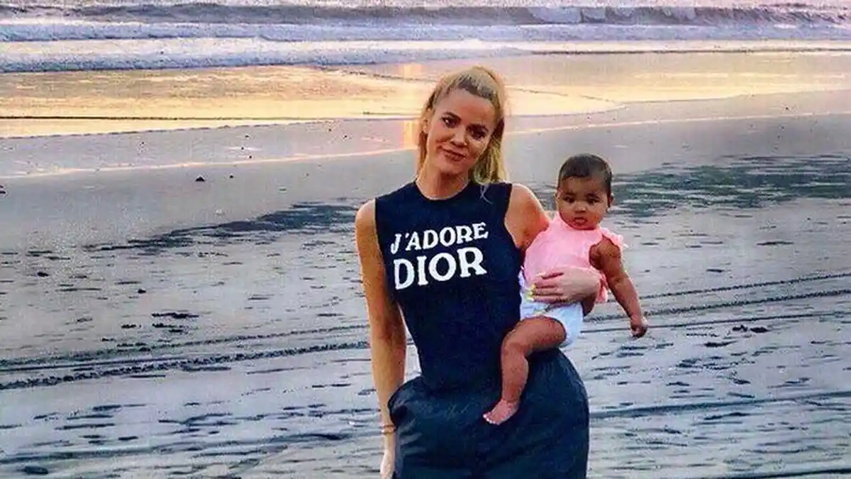 Khloe Kardashian Unggah Foto Bersama Putrinya Saat Memakai Caping di Bali