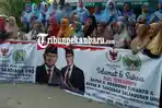 emak-emak-militan-dan-grn-pas-riau-pasang-spanduk-ucapan-selamat-prabowo-terpilih-sebagai-presiden.jpg