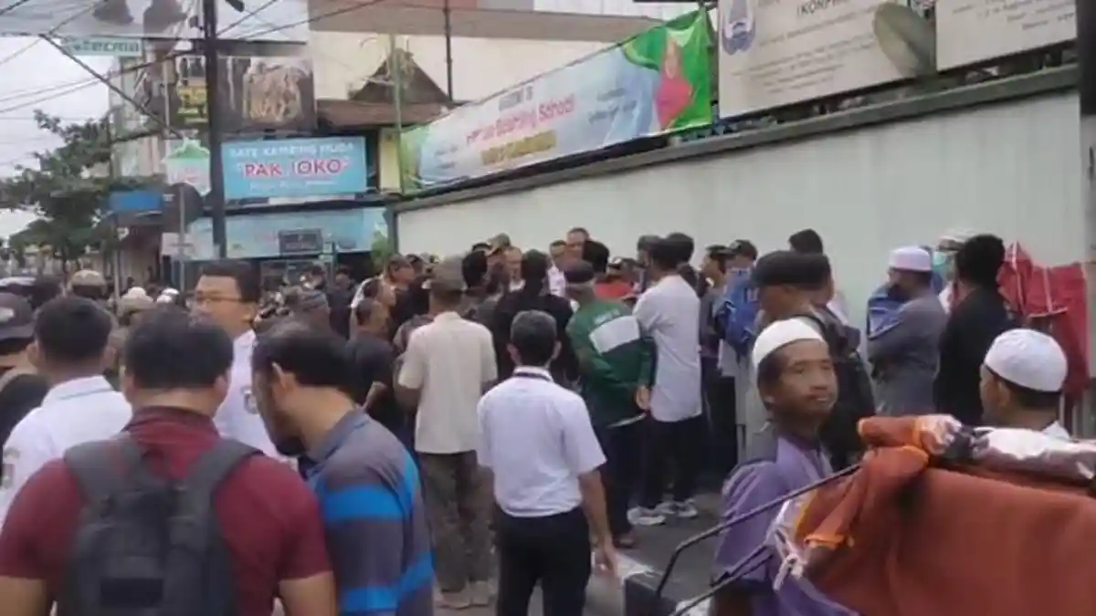 Polemik Jualan Takjil di Solo, Satpol PP Bersitegang dengan Ormas di Jalan Dr Rajiman
