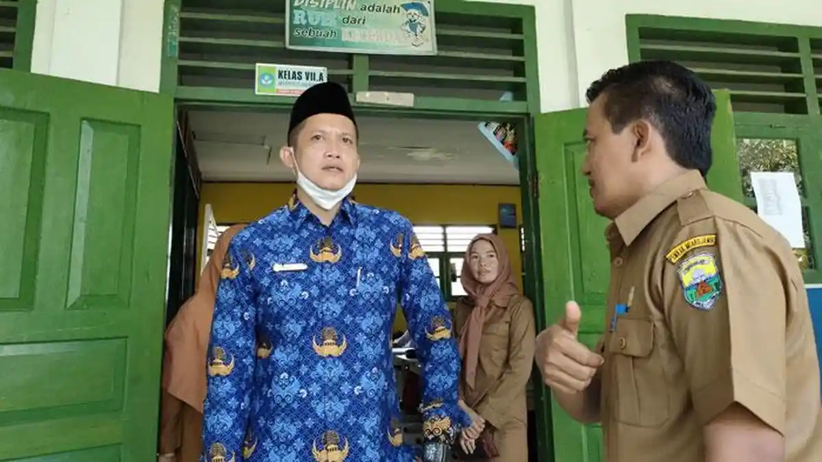 Hari Pertama Sekolah, Sekdin Pendidikan Muaro Jambi Sambangi Beberapa Sekolah