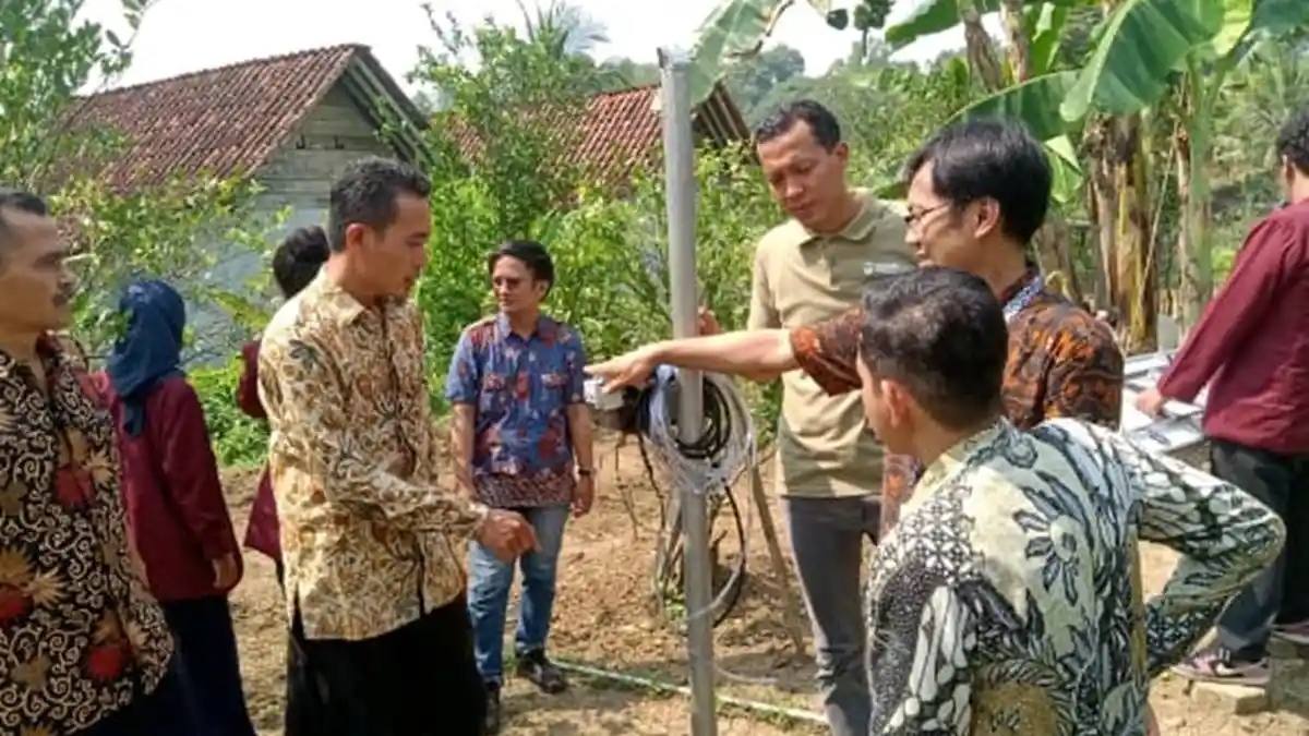 Tim Telkom University Hadirkan Teknologi IoT dan Panel Surya untuk Budidaya Melon di Desa Kaliurip