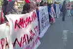 mahasiswa-demo-mangkaknya-pembangunan-Alun-alun-Kota-Kediri.jpg