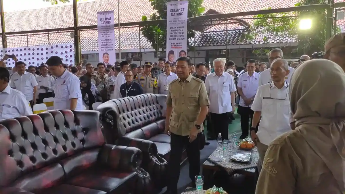 Prabowo Batal Datang, Wiranto Hadiri Uji Coba Program Makan Bergizi Gratis di SMPN 1 Cirebon
