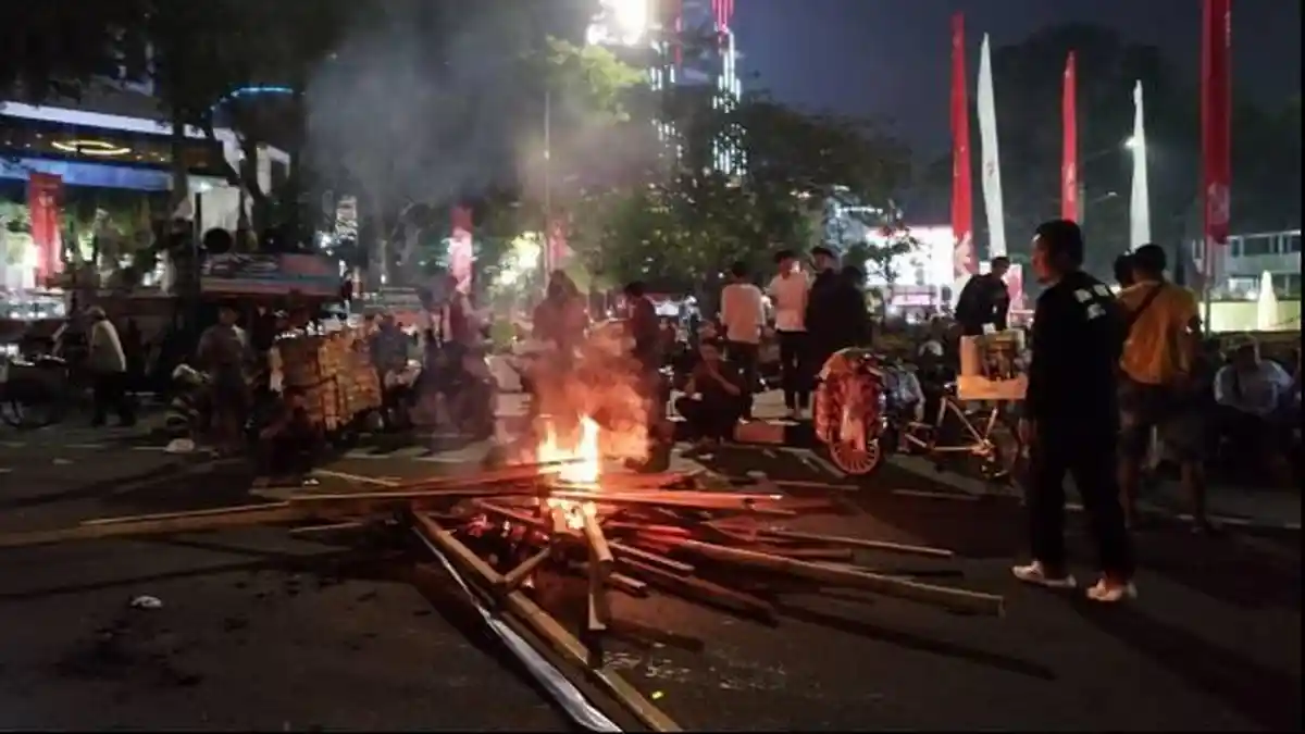 Hingga Pukul 20.00 WIB, Demo Buruh Masih Bertahan di Kawasan Patung Kuda