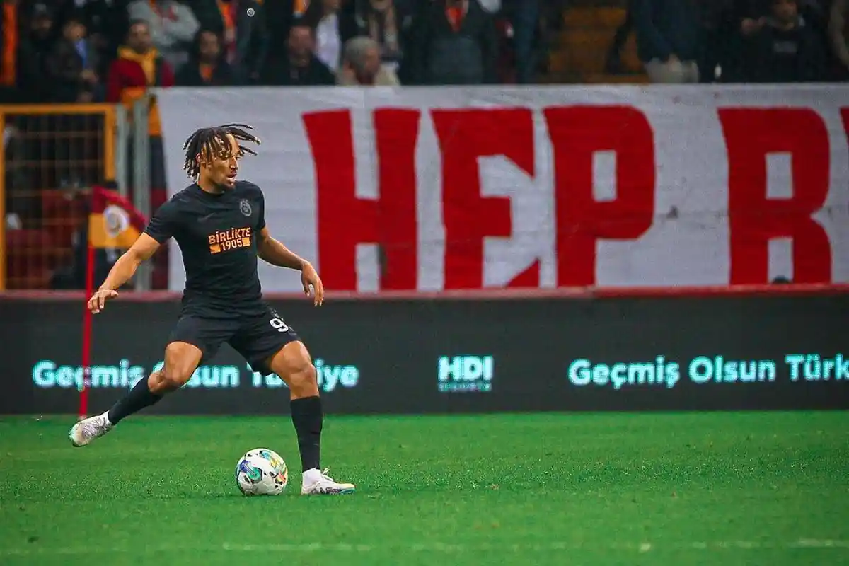 Arsenal Saingi Liverpool untuk Datangkan Sacha Boey dari Galatasaray