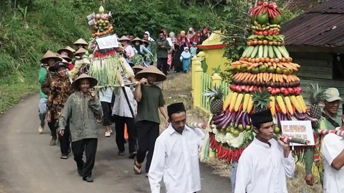 Ritual Nyadran Gunung di Desa Silurah Batang, Kirab Hasil Bumi hingga Potong Kambing Kendit
