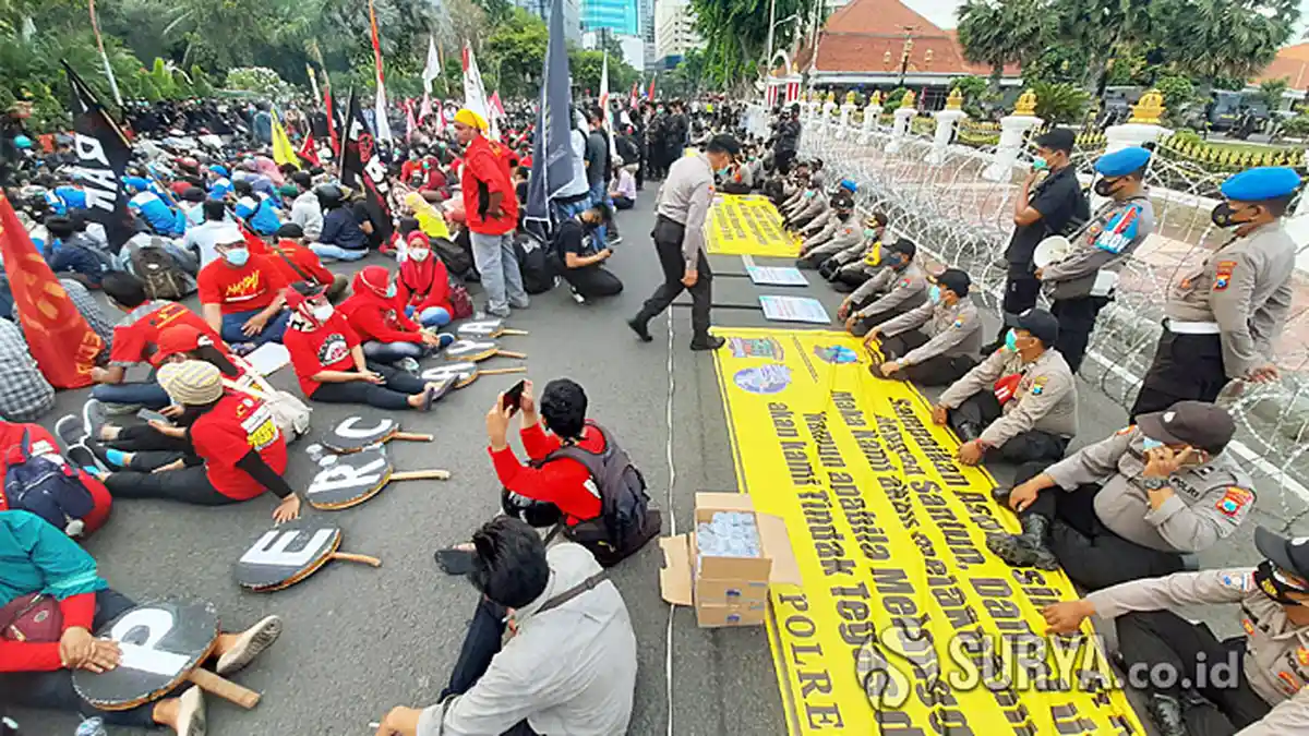 182 Orang Diamankan Jelang Demo di Surabaya, Satu Bocah Kedapatan Bawa Bom Molotov