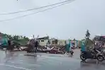 bangunan-di-Desa-Api-Api-Bengkalis-diterjang-angin-puting-beliung.jpg