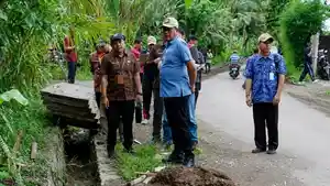 Bupati-Karangasem-Gustu-Putu-Parwata-saat-meninjau-perbaikan-jalan-563.jpg