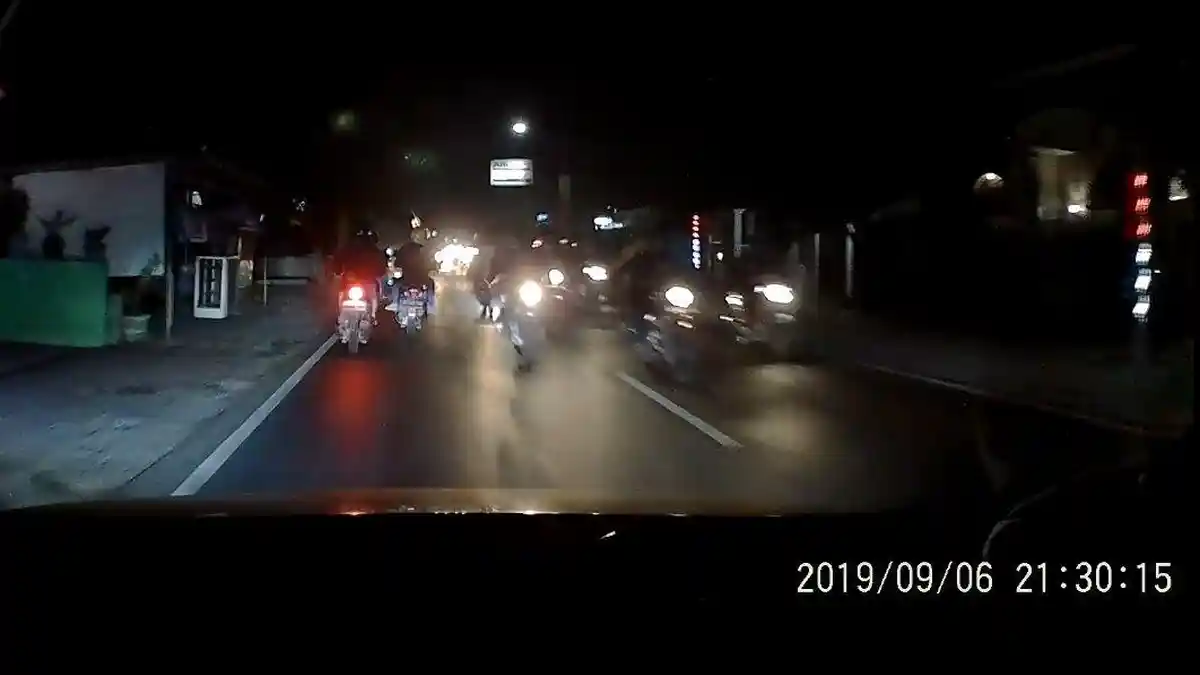 Sangat Arogan, Video Rombongan Pemotor Berseragam Hitam Pecahkan Spion Mobil di Blitar