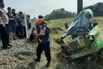 odong-odong-ditabrak-kereta-api-tegal-kecelakaan-kereta.jpg