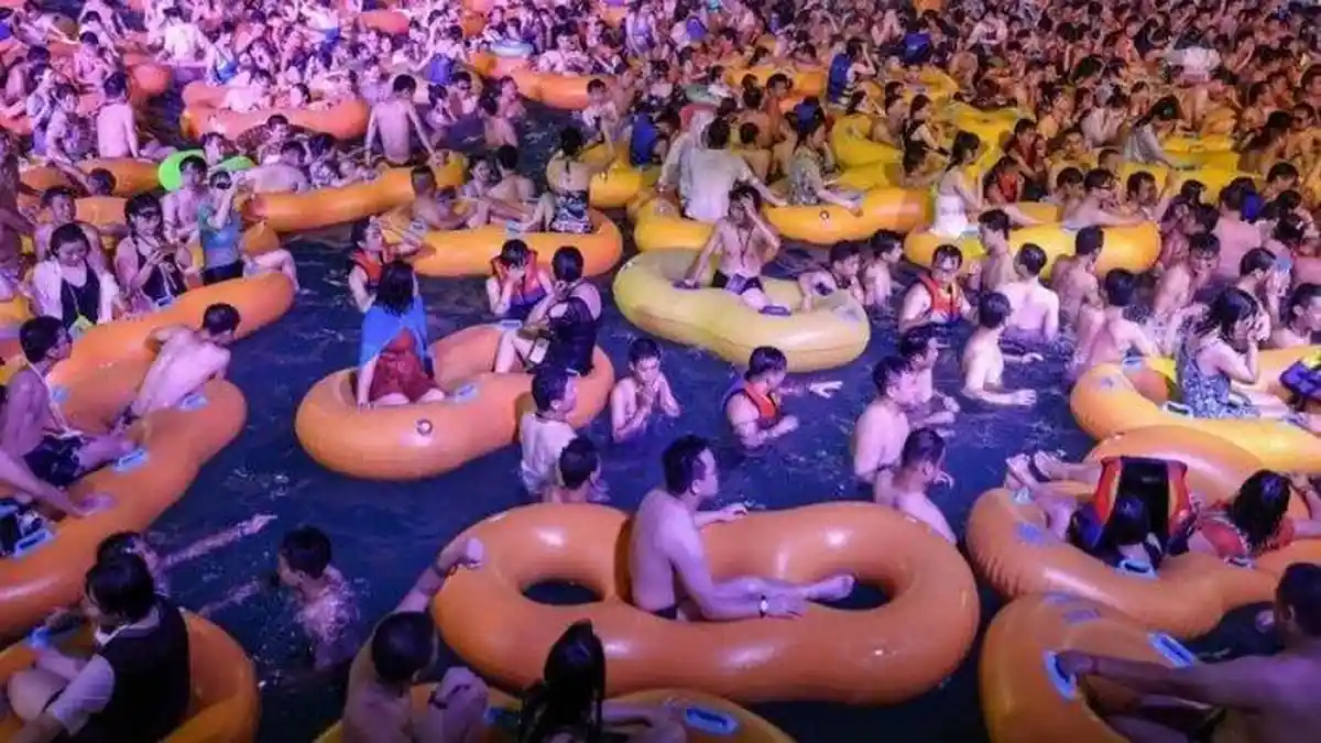Ribuan Warga Wuhan Pesta di Kolam Air, Rayakan Bebas dari Virus Corona