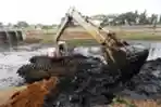 Alat Berat Mengeruk Lumpur BKT Cipinang