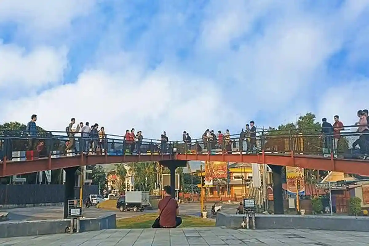 Mahasiswa Prodi Arsitektur Unflor Presentasi Tugas di Monumen Pancasila, Kota Ende