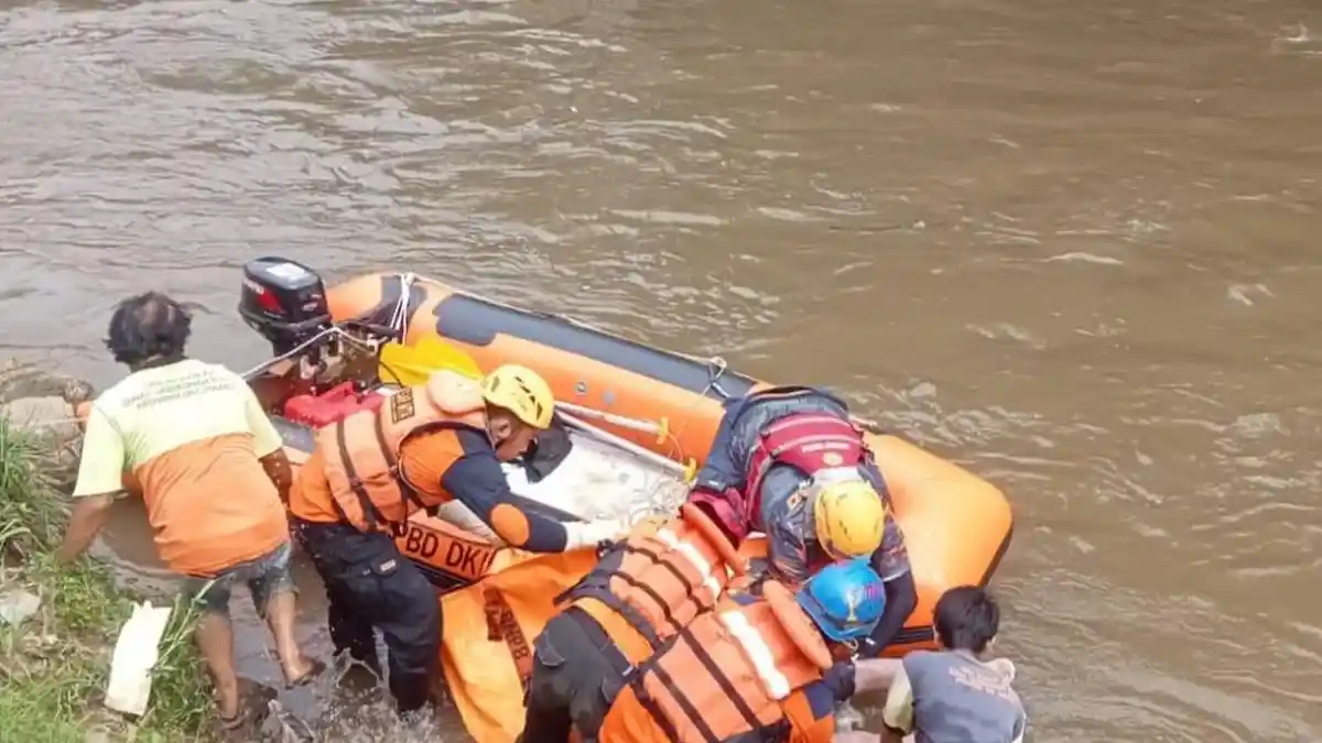 Pasang Turap di Bantaran Kali Ciliwung, Rendi Terseret Arus 8,5 Km dan Ditemukan Tewas
