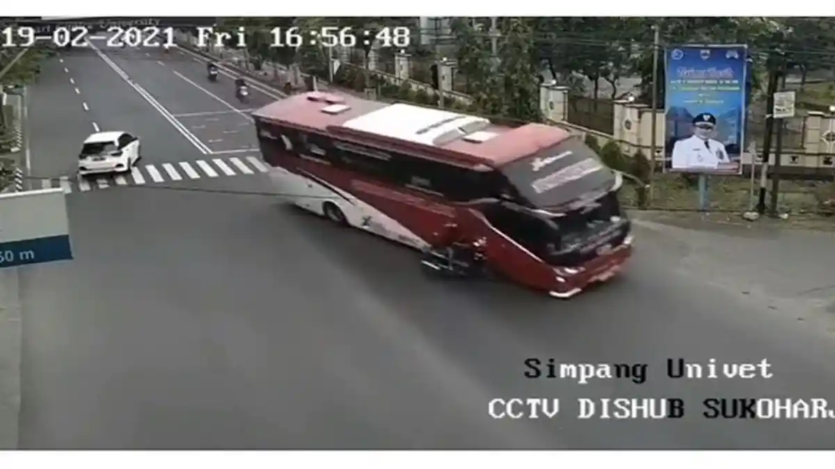 Viral Video Detik-detik Bus Terobos Lampu Merah hingga Tabrak Seorang Pengendara Sepeda Motor