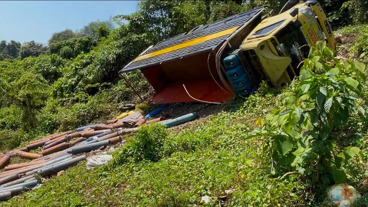 Kecelakaan Hari Ini: Truk Bermuatan Tabung Oksigen Terjun ke Jurang di Palopo