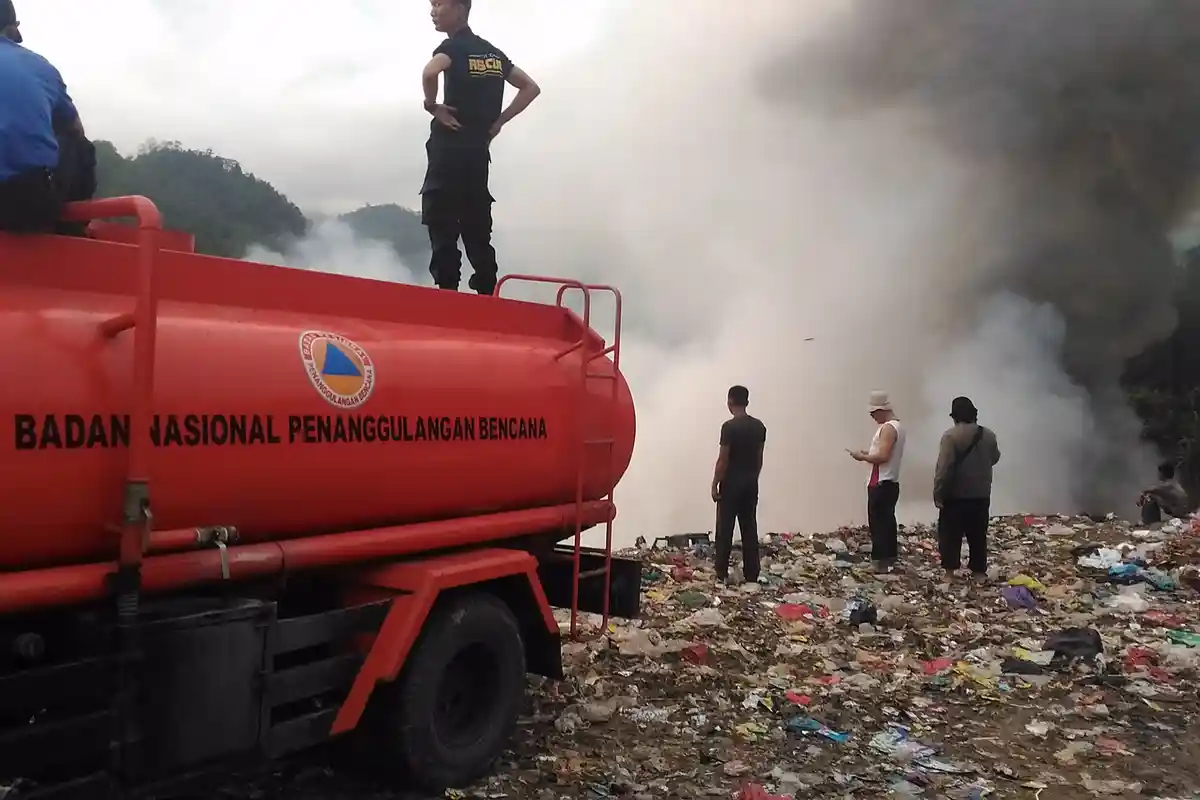 PD Kebersihaan Bandar Lampung Tebar  Kaporit untuk  Atasi Bau dari TPA Bakung