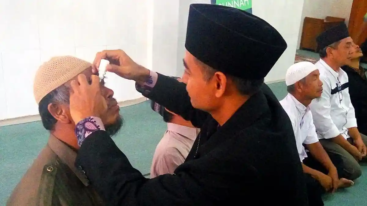 Health Education Center Solo Adakan Terapi Bekam Gratis di Masjid Istiqlal Sumber
