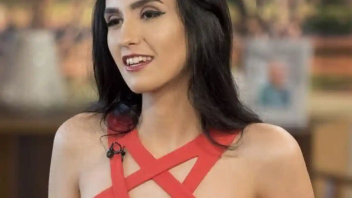 Model Pakaian Dalam Perempuan Ini Masih Muda dan Sudah Jual Keperawanannya, Harganya Fantastis!