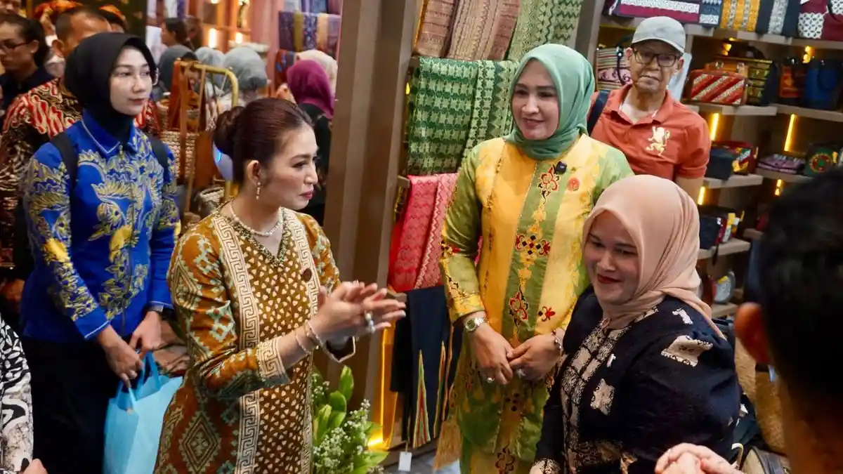 Ketua Dekranas Selvi Ananda Kunjungi Stan Aceh di International Handicraft Trade Fair