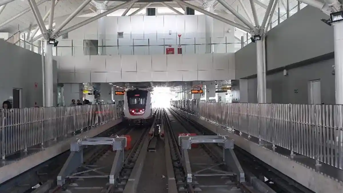 Hari Ini, LRT Jakarta Berlakukan Jarak Keberangkatan Tiap 30 Menit Imbas Corona