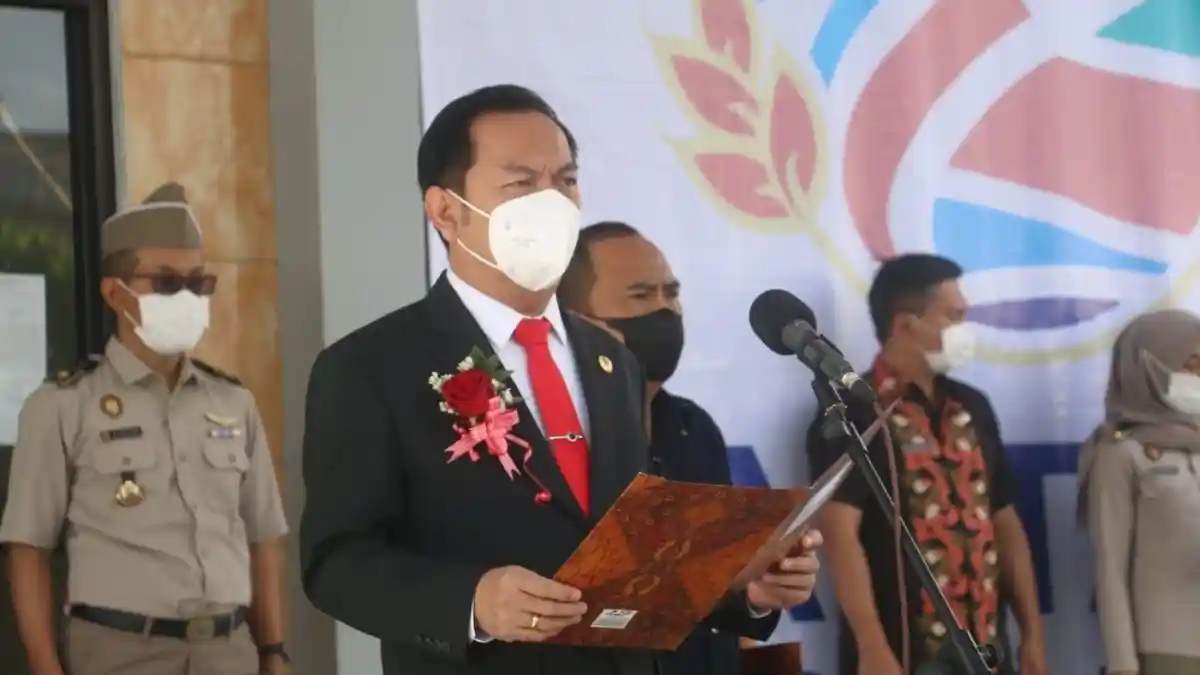 Wali Kota Tomohon Caroll Senduk Serahkan Sertifikat PTSL di Upacara Hari Agraria dan Tata Ruang