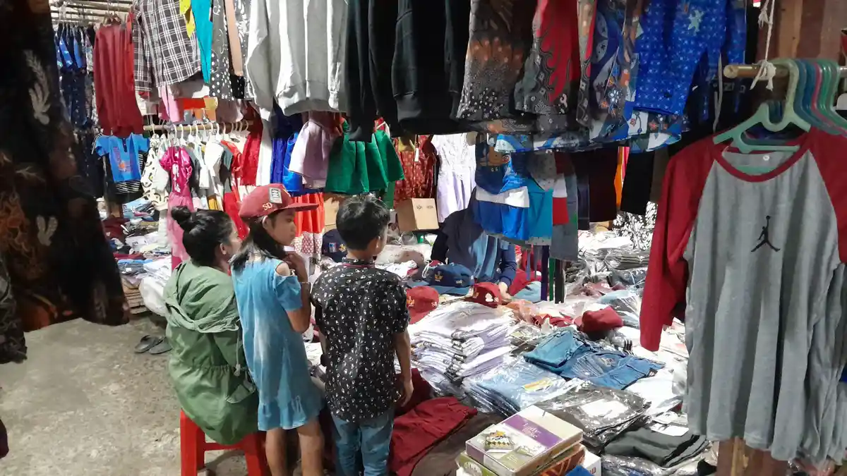 Omzet Pedagang Seragam Sekolah Capai Rp3 Juta per Hari Jelang Tahun Ajaran Baru