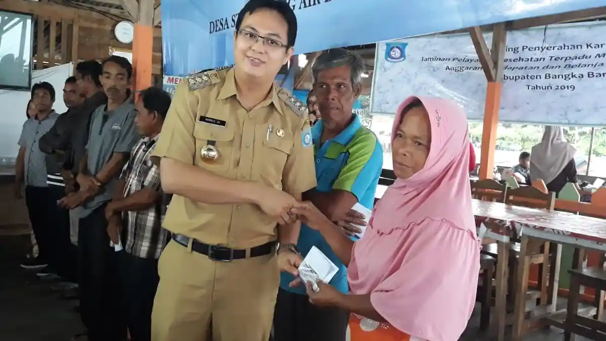 Kunjungi Parittiga dan Jebus, Markus Hadiri Deklarasi ODF dan Serahkan Kartu BPJS Kesehatan