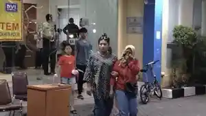 Pihak-yang-diduga-keluarga-korban-kebakaran-pabrik-di-Bekasi.jpg