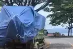HTI-Sebuah-truk-bermuatan-kayu-parkir-di-bibir-jalan-Kondisi-ini-kerap-jadi-keluhan.jpg